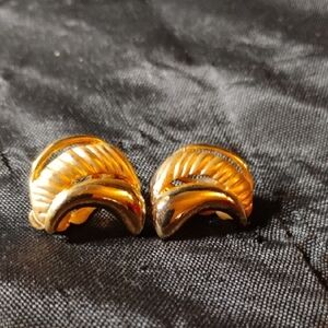 Vintage Gold Tone Clip On Earrings